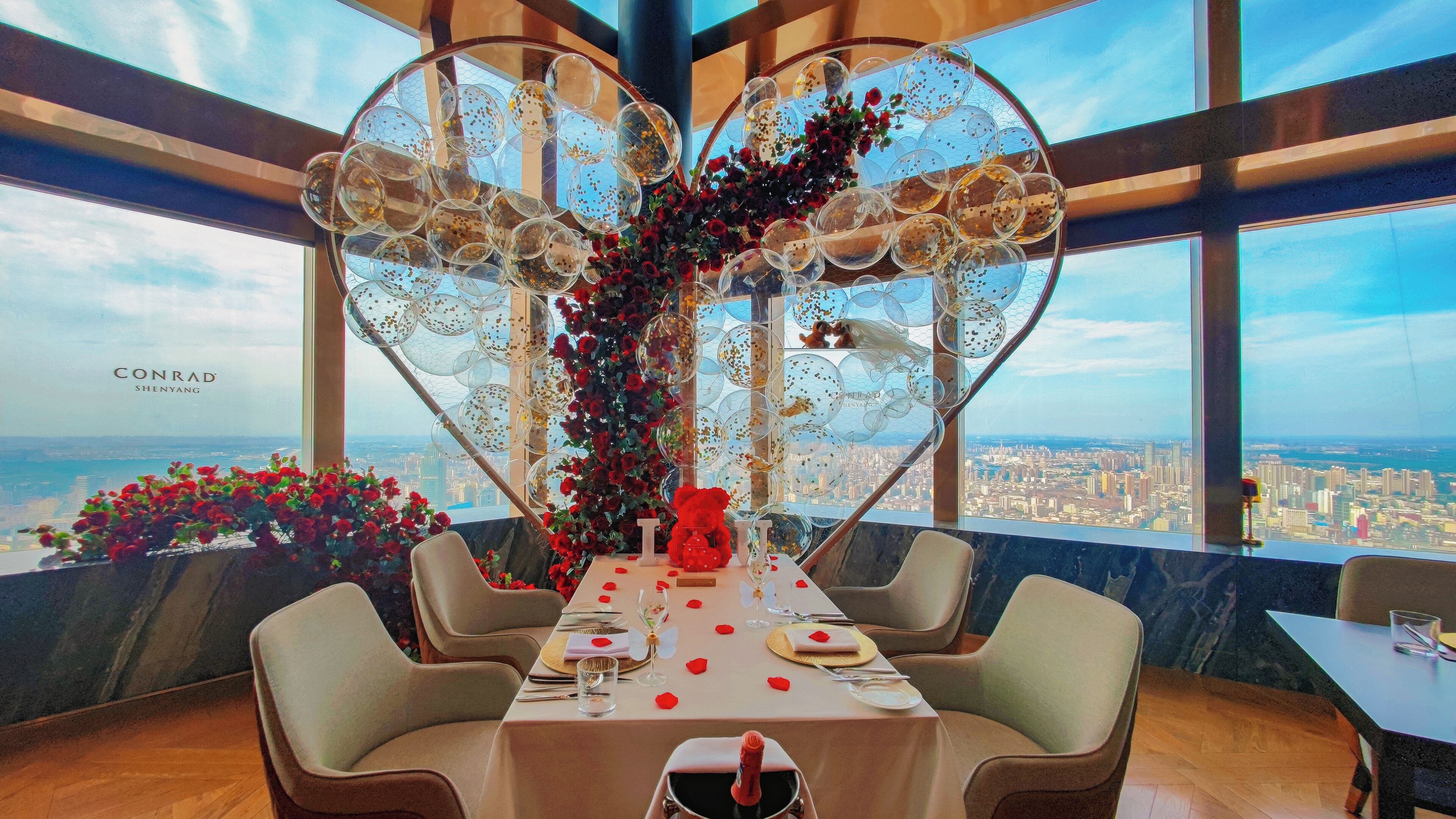 3 間餐廳，供應早餐、午餐和晚餐，義大利料理