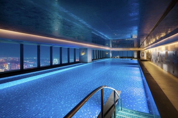 Una piscina techada, sillones reclinables de piscina