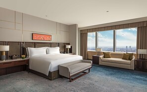 Minibar, caja de seguridad en la habitación y escritorio 