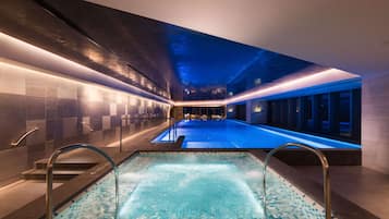 Indoor pool, sun loungers