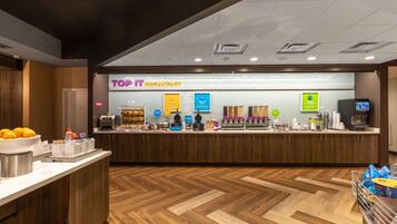 Café da manhã para viagem grátis todos os dias