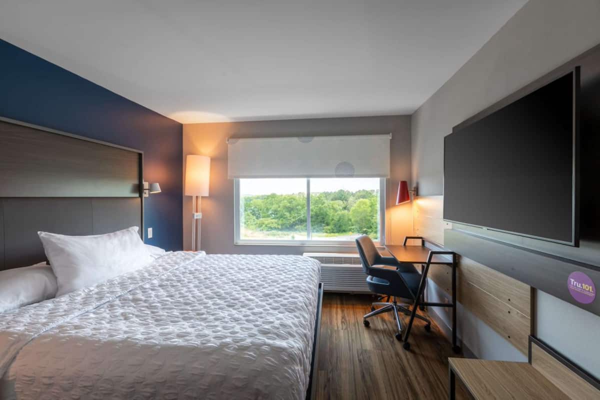 Room, 1 King Bed, Accessible (Hearing) | Desk, blackout drapes, iron/ironing board, free WiFi