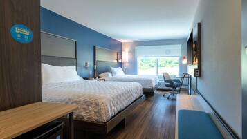 Habitación, 2 camas de matrimonio | Escritorio, cortinas opacas, tabla de planchar con plancha y wifi gratis