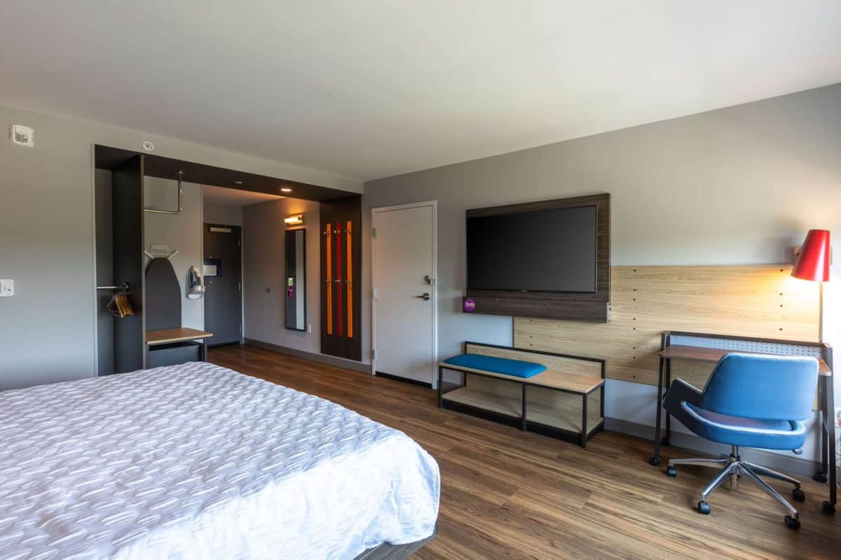 Room, 1 King Bed, Accessible (Roll-In Shower) | Desk, blackout drapes, iron/ironing board, free WiFi