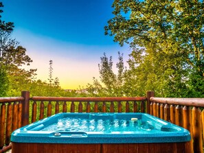 Outdoor spa tub - Beautiful Luxury Cabin. Breathtaking Views. Pool, Hot Tub, Arcade. Sleeps 9 (Sevierville)