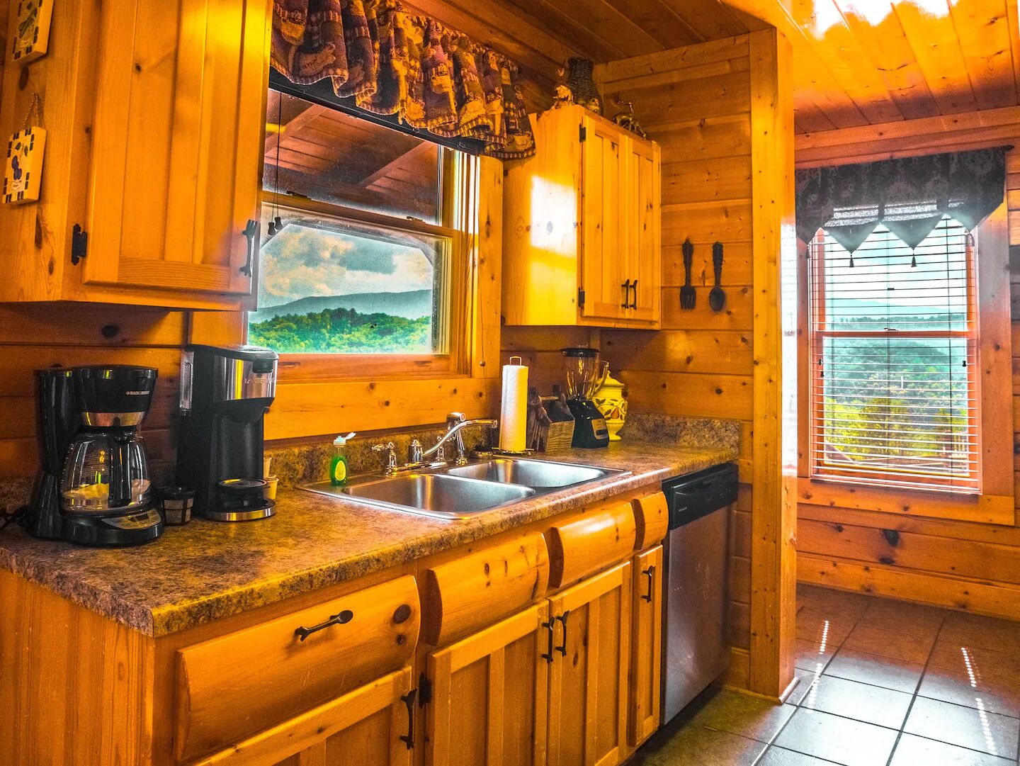 Luxury Cabin. Full amenities, Pool, Hot Tub. Amazing Views. Sleeps 10