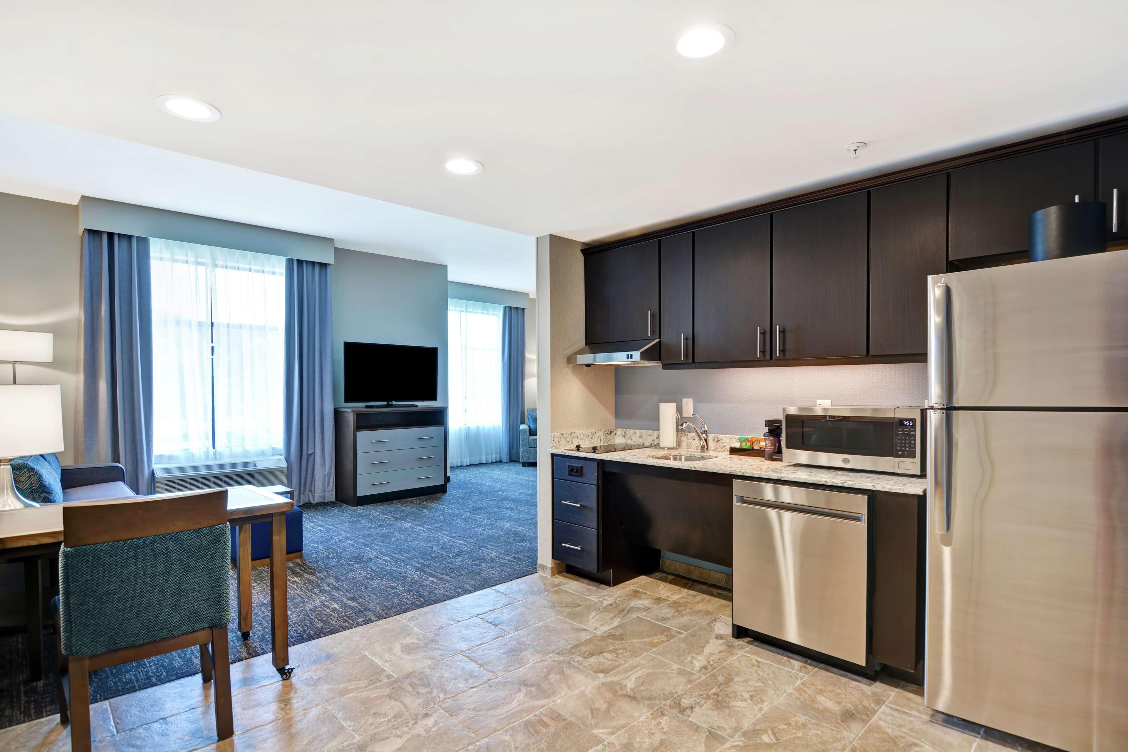 Private kitchen | Coffee/tea maker, full-size fridge, microwave, stovetop