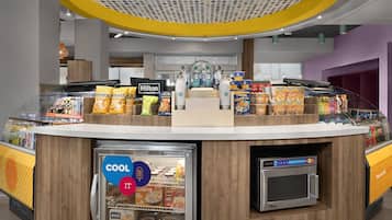 Un puesto de comida autoservicio con variedad de bocadillos, bebidas y comidas preparadas.