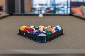 Una mesa de billar con un triángulo de bolas de billar coloridas.