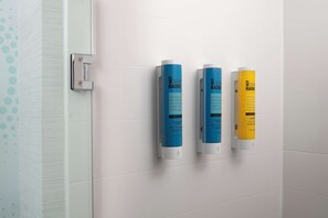Shower, free toiletries, hair dryer, towels - Tru by Hilton Orangeburg (Orangeburg)