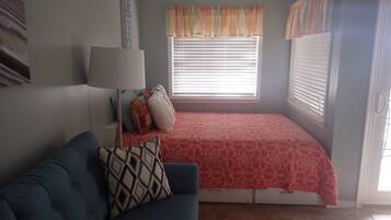 Iron/ironing board, free WiFi, bed sheets