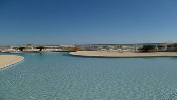 Een binnenzwembad, een buitenzwembad