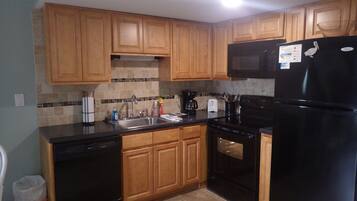 Een koelkast, een magnetron, een oven, een kookplaat