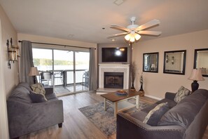 TV, fireplace
