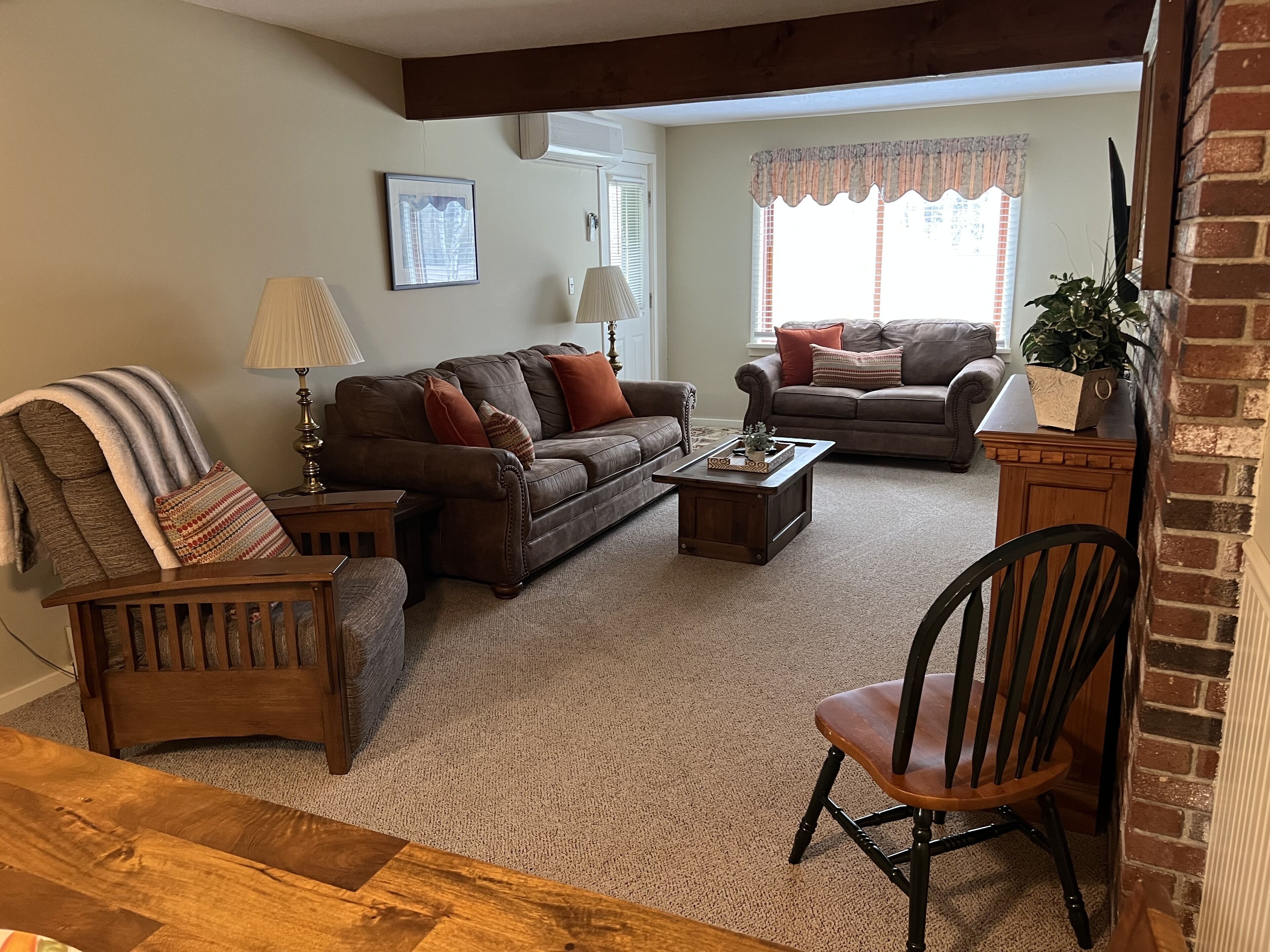 Clean, well equipped condo, great location! Cleaning included in rental rate. 