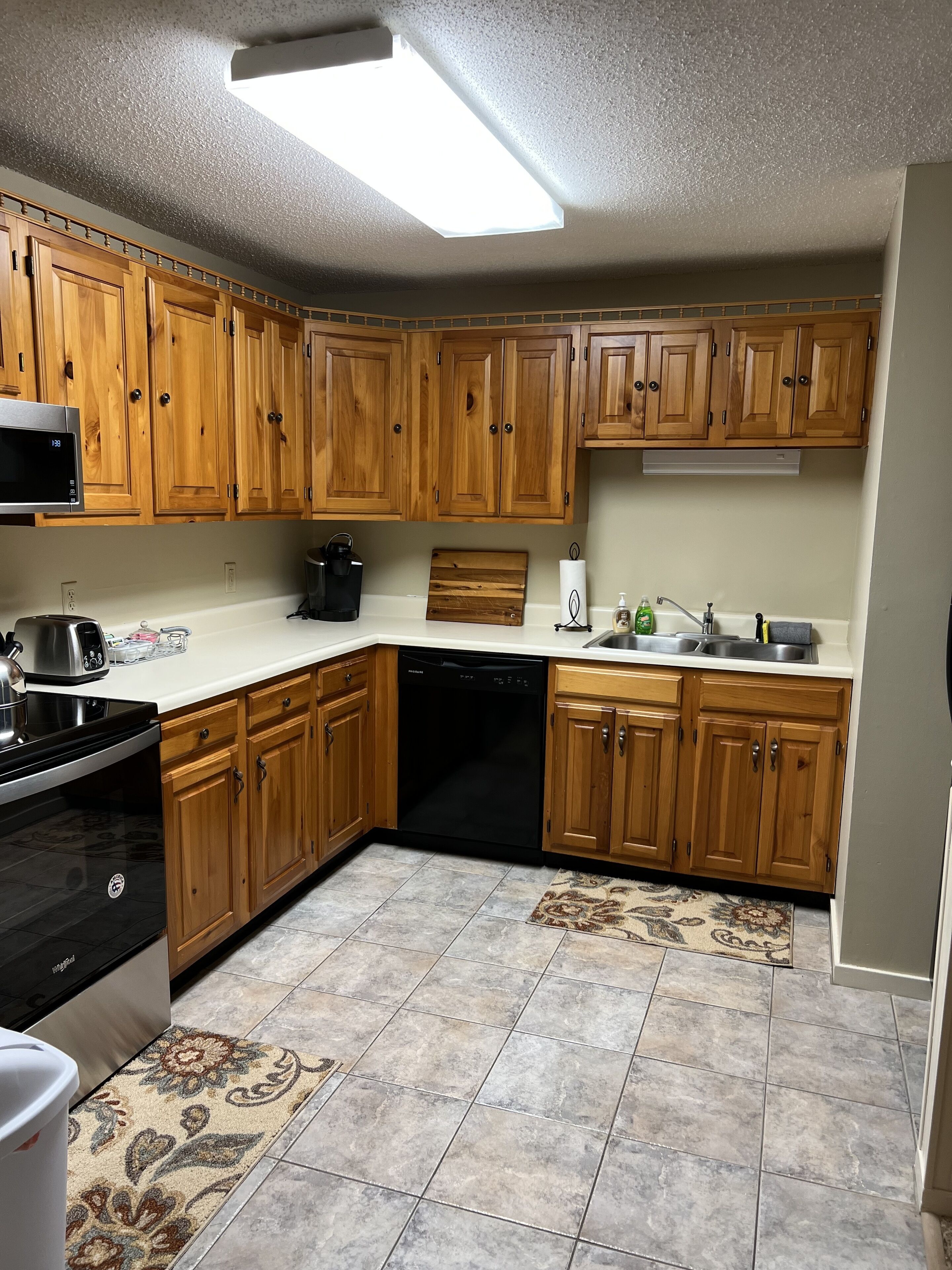 Clean, well equipped condo, great location! Cleaning included in rental rate. 