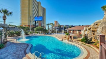 Una piscina al aire libre, una piscina climatizada