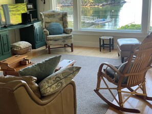 Smart TV, caminetto, impianto stereo