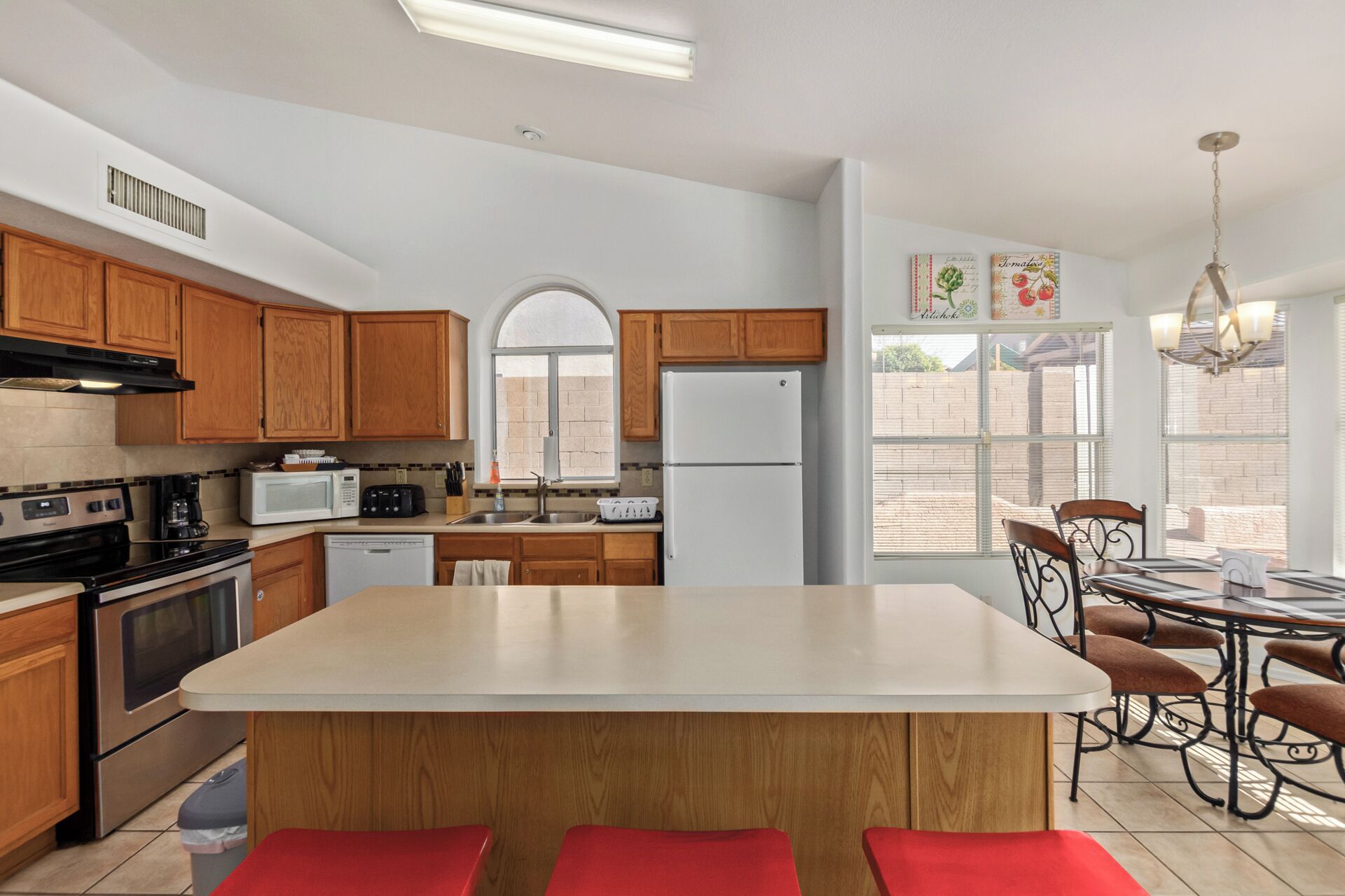 Kjøleskap, mikrobølgeovn, ovn og kokeplater