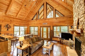 Smart TV, chimenea, reproductor de DVD y monitor de computadora 