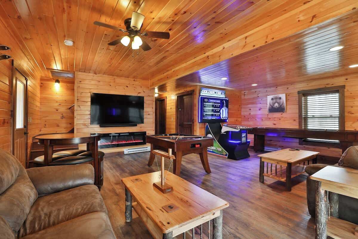 TV connectée, cheminée, lecteur de DVD, écrans d'ordinateur