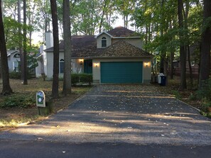 Exterior - Spacious, well maintained, 4br 3bath home overlooking Golf Course. (Ocean Pines)