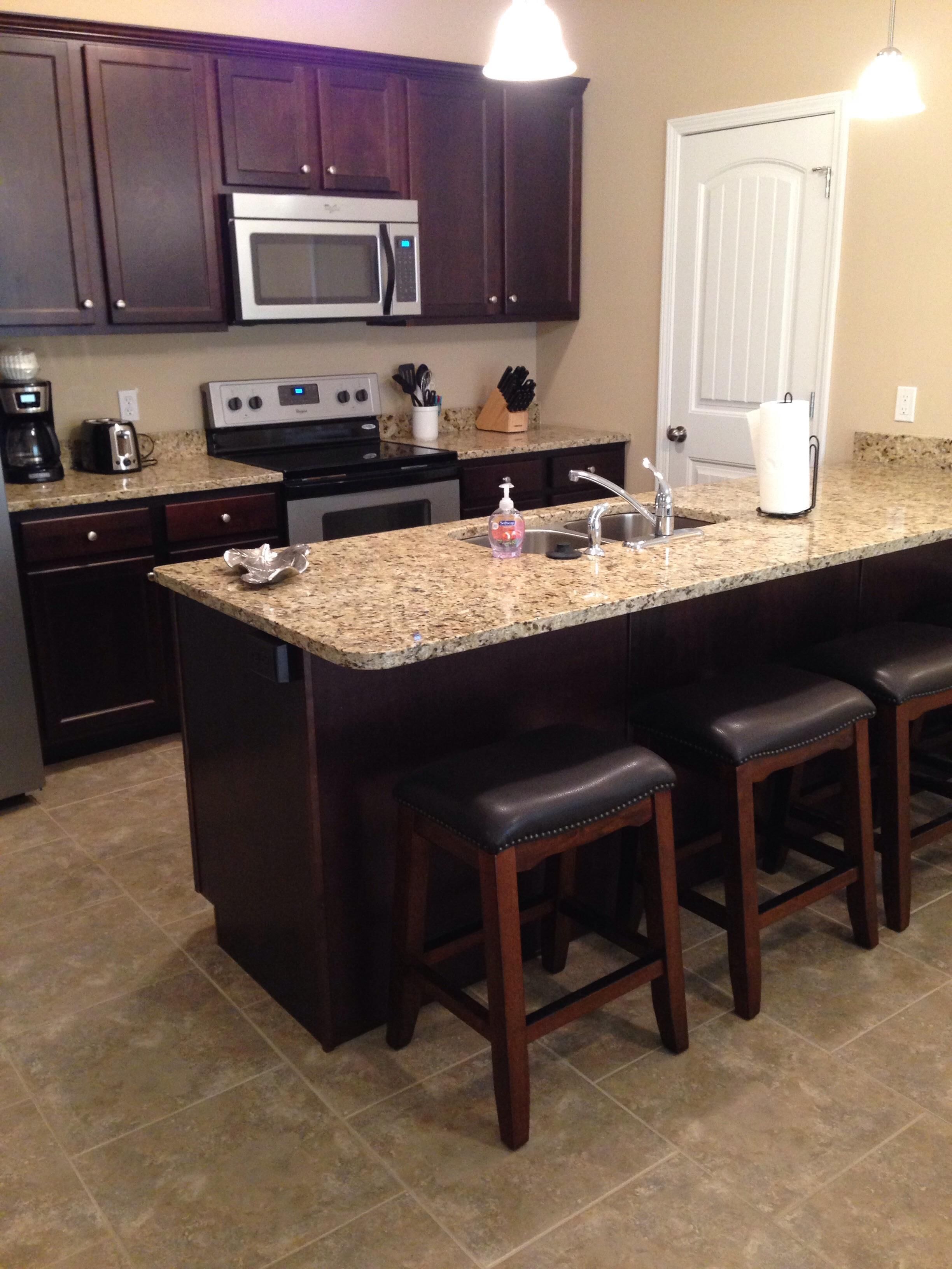 4 bedroom, sleeps 8. Cheaper than a hotel! Close to Downtown, MU, and Stadium!