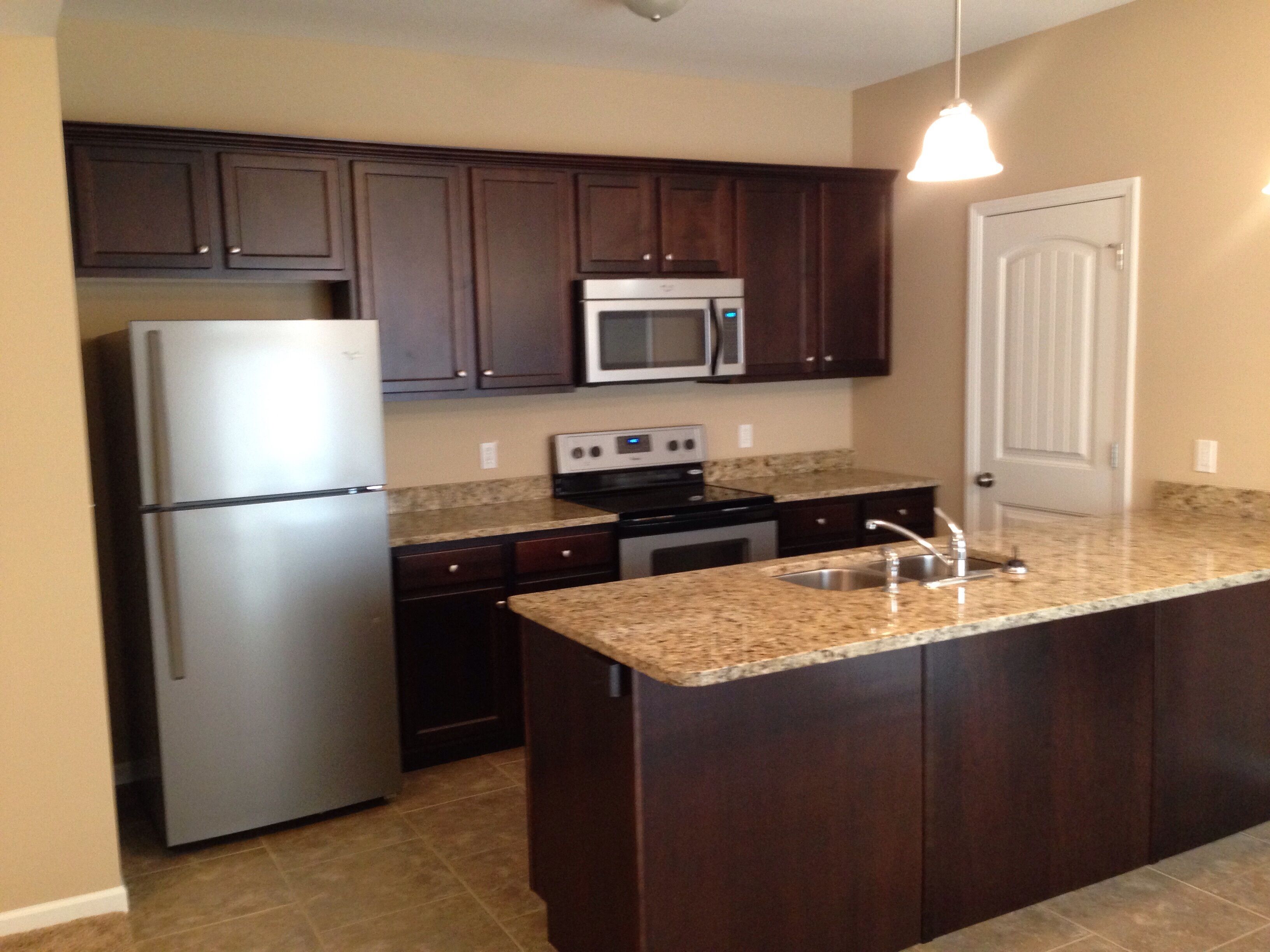 4 bedroom, sleeps 8. Cheaper than a hotel! Close to Downtown, MU, and Stadium!