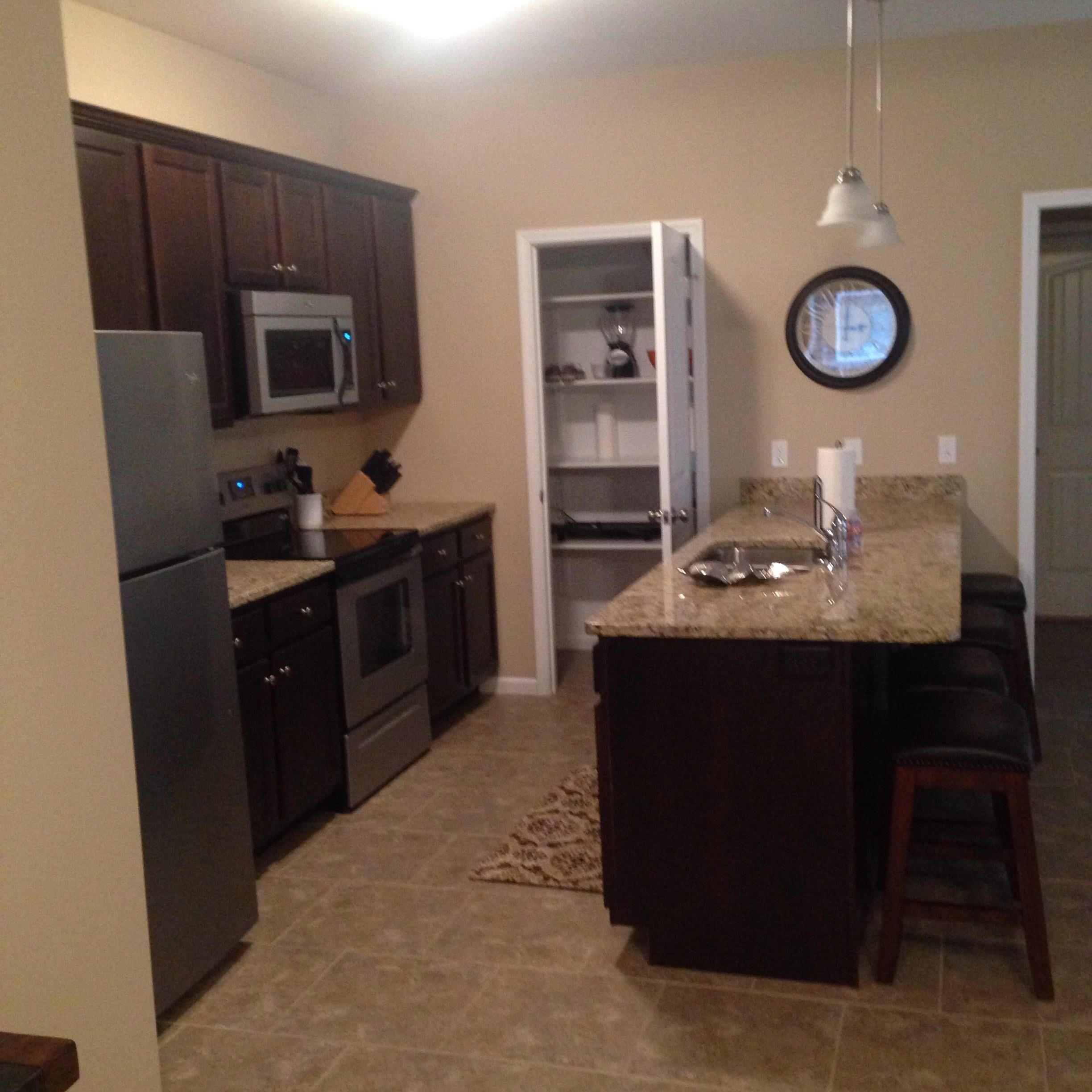 4 bedroom, sleeps 8. Cheaper than a hotel! Close to Downtown, MU, and Stadium!