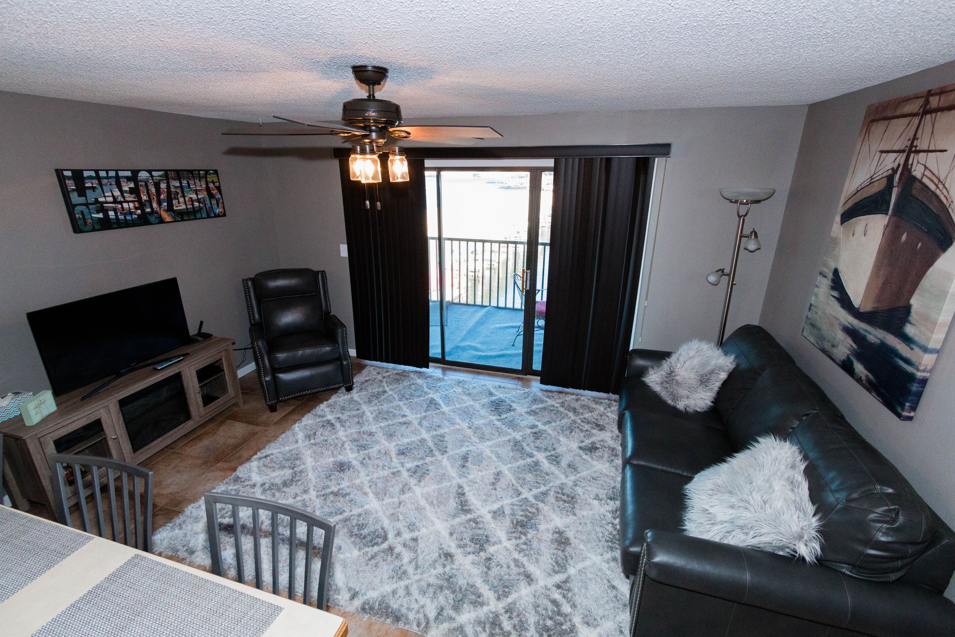 Newly Remodeled*SLEEPS 4* Waterfront with GREAT View of lake and Main channel