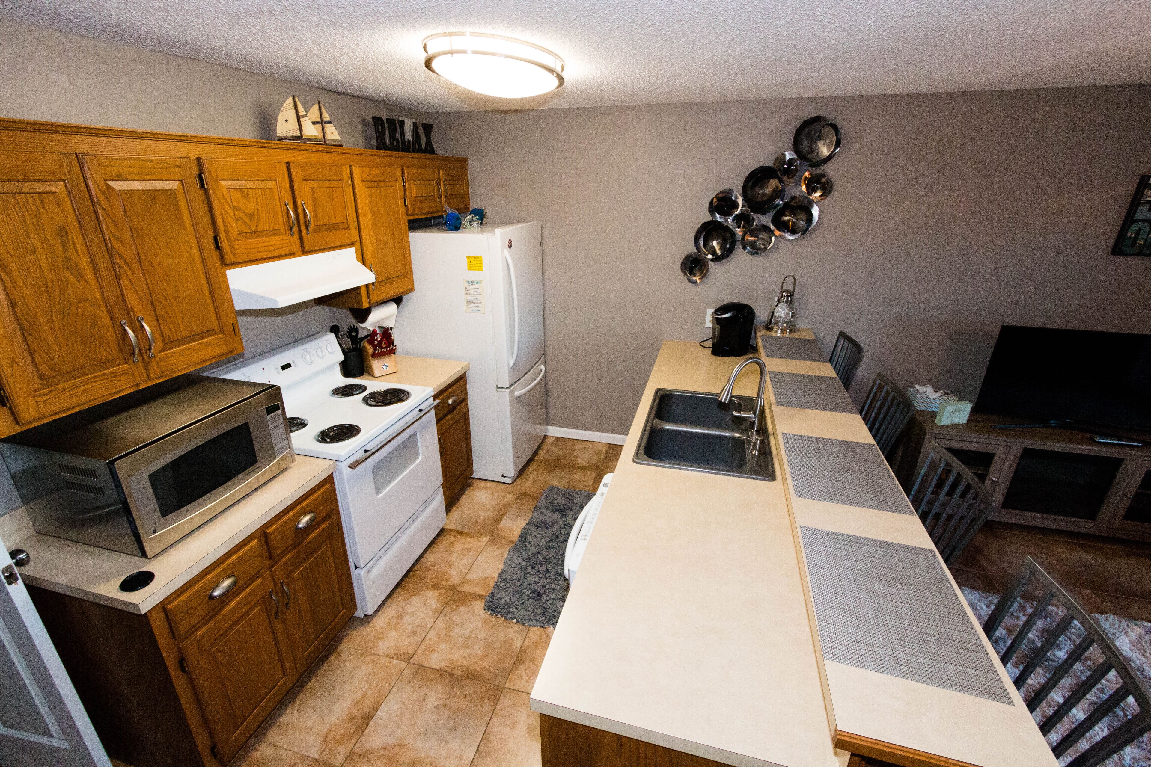 Newly Remodeled*SLEEPS 4* Waterfront with GREAT View of lake and Main channel