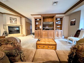 Flat-screen TV, fireplace - Gorgeous Condo Steps to Canyon Lodge – Hot Tub, Sauna, Private Garage & More (Mammoth)
