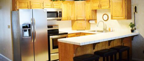 Refrigerador, microondas, horno y parrilla de estufa