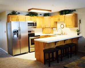 Kjøleskap, mikrobølgeovn, ovn og kokeplater