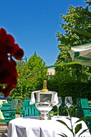 Outdoor dining - Hotel Restaurant Leander (Bitburg)