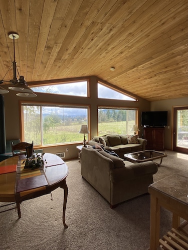 Lovely Private Sunny Cabin Home With Woods, Meadow and Wildlife.  Pet friendly.