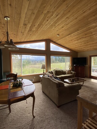 Lovely Private Sunny Cabin Home With Woods, Meadow and Wildlife.  Pet friendly.