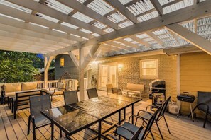 Outdoor dining - Atlanta's Luxe 6-Bedroom Haven (Decatur)