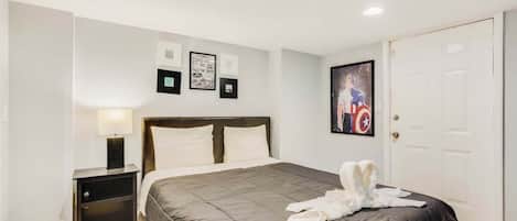 6 bedrooms, iron/ironing board, WiFi, bed sheets