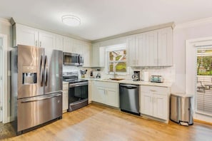 Coffee/tea maker, fridge, microwave, oven