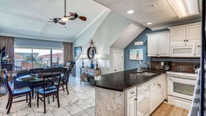 Kjøleskap, mikrobølgeovn, ovn og oppvaskmaskin