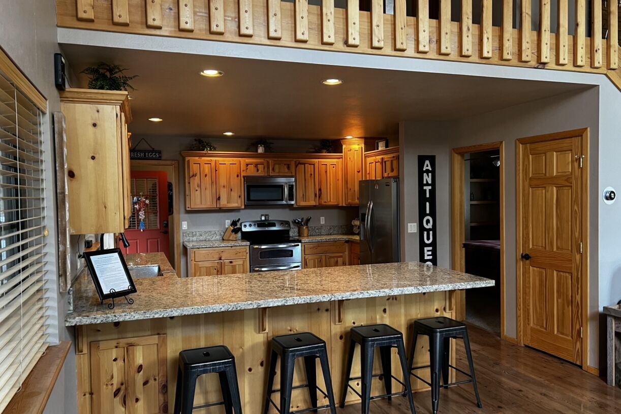 FAMILY SIZE CABIN IN THE PINES