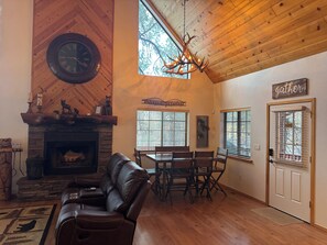 Interior - FAMILY SIZE CABIN IN THE PINES (Greer)