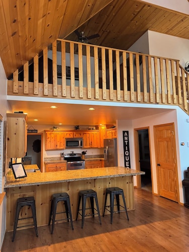 FAMILY SIZE CABIN IN THE PINES