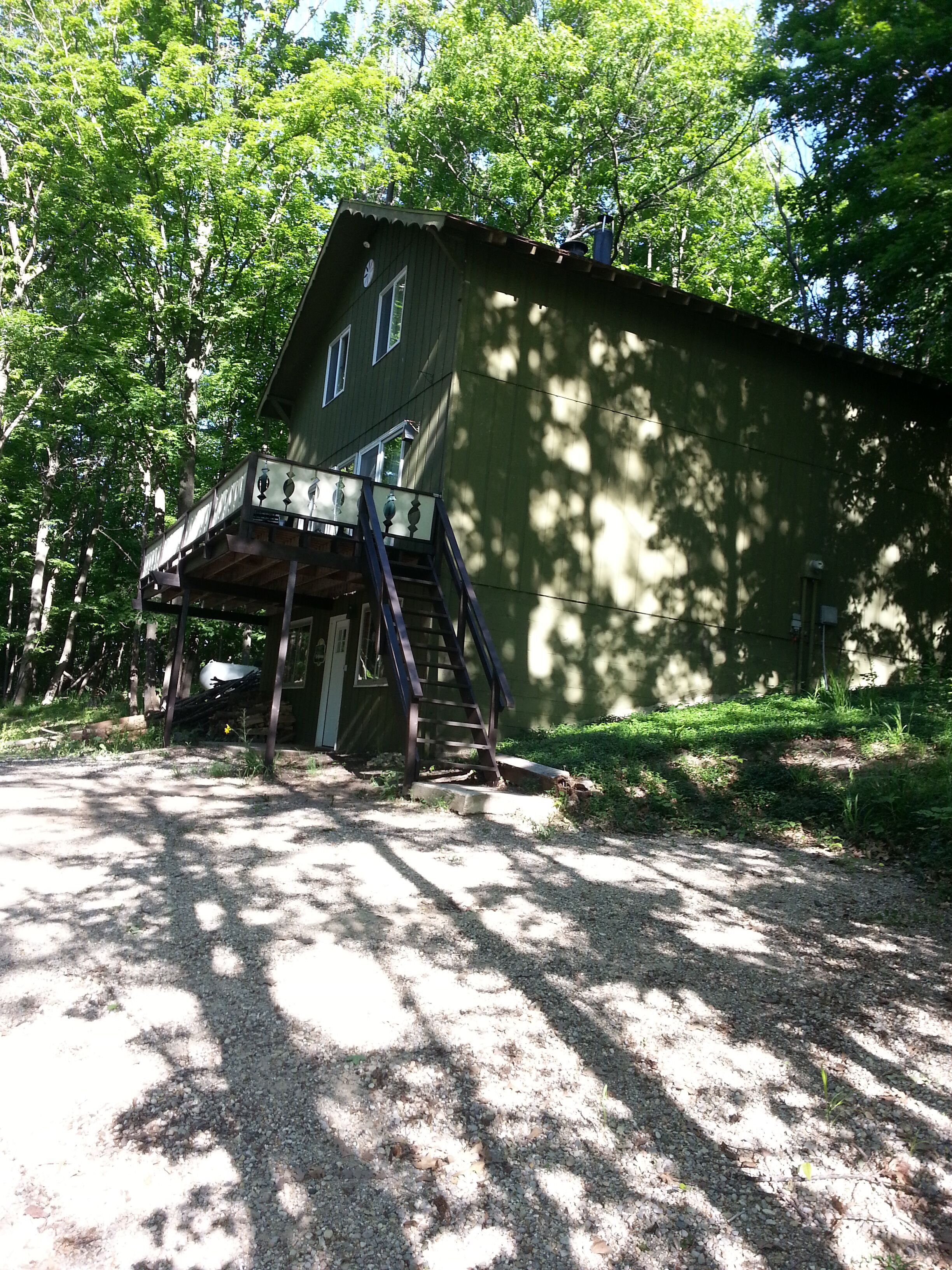 4 Bedroom, 2 Bath  Wooded Getaway