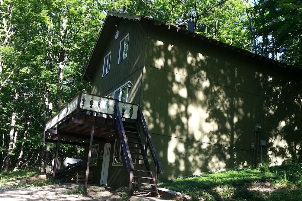 4 Bedroom, 2 Bath Wooded Getaway
