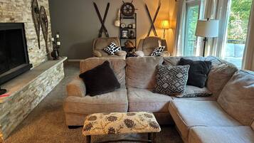 Smart TV, fireplace, DVD player, table tennis