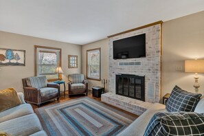 Een televisie, een open haard, videogames en een dvd-speler