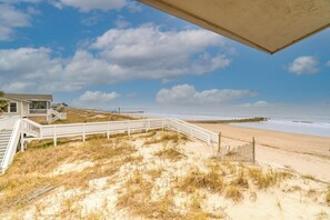 On the beach - Beautiful OceanFront Home 4BR!  Large Covered Porch! Relax! (Edisto Beach)