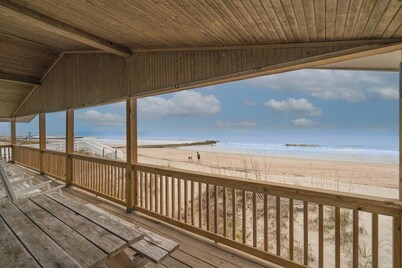 Beautiful OceanFront Home 4BR! Large Covered Porch! Relax!